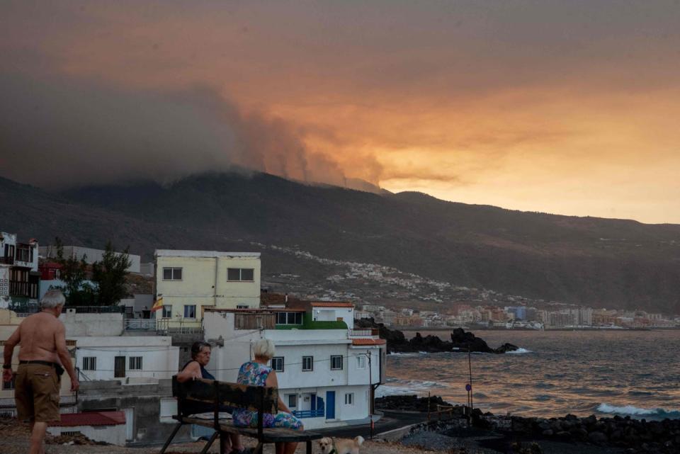 Una nube de humo empaña el cielo en el pueblo de Candelaria el 17 de agosto (AFP vía Getty Images)