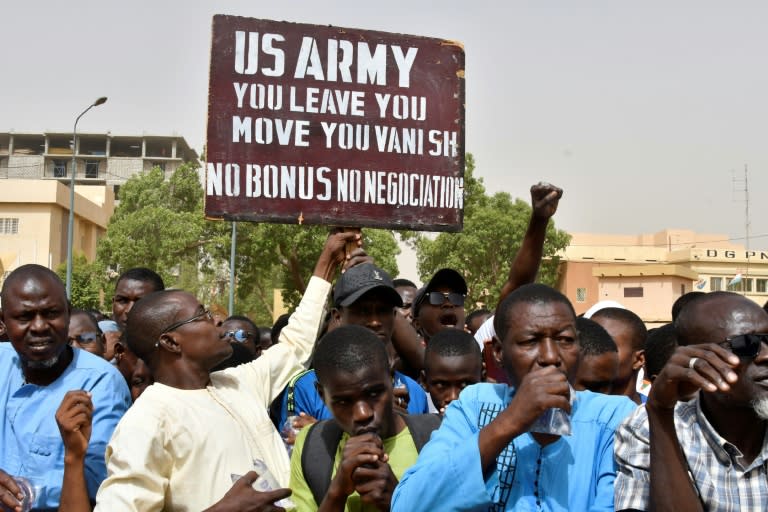 Zwei Tage nach der Ankündigung des US-Truppenabzugs aus dem Niger haben am Sonntag hunderte Menschen gegen die Militärpräsenz der USA protestiert. (-)