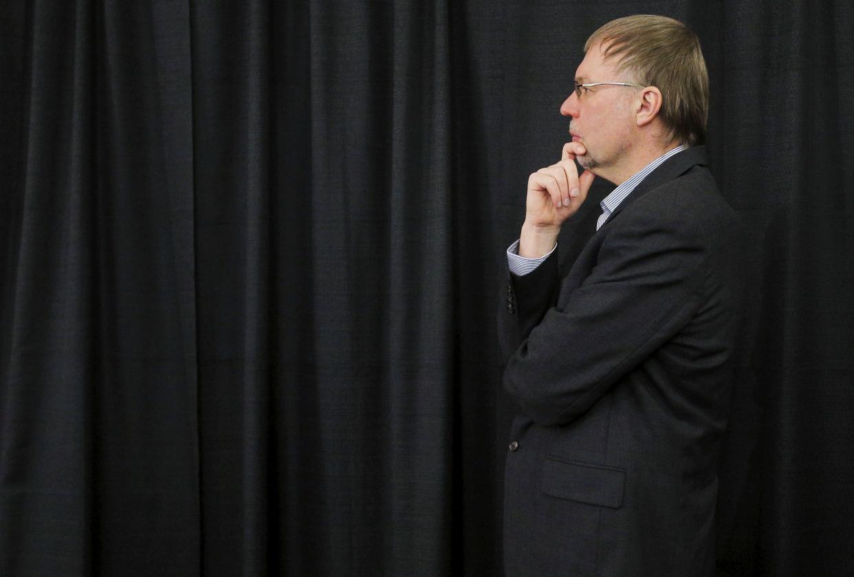 Levi Sanders listens as his father, Sen. Bernie Sanders (I-Vt.), speaks at a campaign stop in New Hampshire on Jan. 21, 2016. (Photo: Brian Snyder/Reuters)