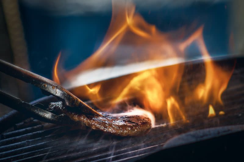 ▲中秋烤肉要注意，別讓油脂滴到炭火上，避免產生有害健康的物質。（示意圖／取自unsplash）