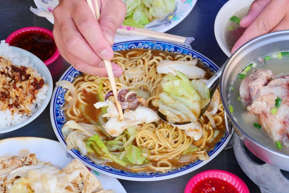 台中｜潭子花枝炒麵/臭豆腐/大骨湯