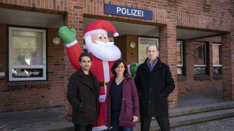 Kurz vor Weihnachten liegt der Besitzer eines Bettengeschäfts tot neben seinem geöffneten Wandtresor. Die Sylter Kommissare Hinnerk Feldmann (Oliver Wnuk, links), Ina Behrendsen (Julia Brendler) und Carl Sievers (Peter Heinrich Brix) ermitteln. (Bild: ZDF / Georges Pauly)