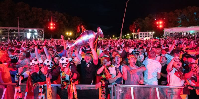 Fußballfans jubeln auf der Fanmeile vor dem Brandenburger Tor nach dem Ausgleich zum 1:1.<span class="copyright">Christophe Gateau/dpa</span>