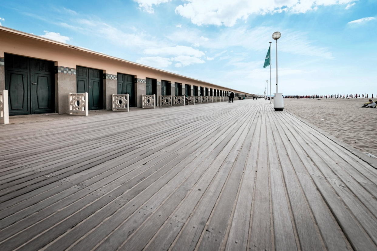 Inaugurées le 6 juillet 1924, Les Planches et ses cabines Art déco restent le site le plus visité et photographié de Deauville.  - Credit:Utopikphoto