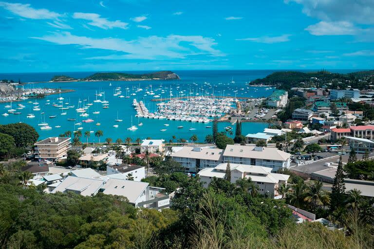 Una vista general de la bahía de Numea, la capital de Nueva Caledonia, un territorio francés en el Pacífico Sur, con el puerto deportivo al fondo.