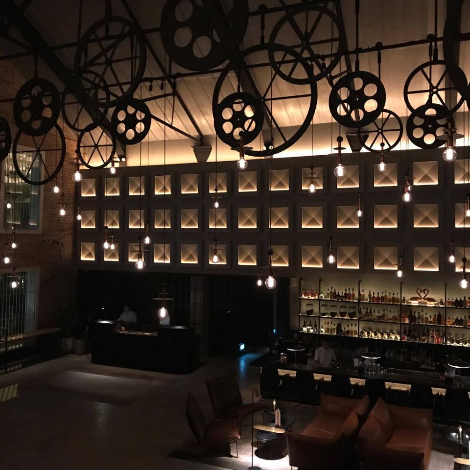 The lobby pays tribute to the neighbourhood history by incorporating the old milling machinery