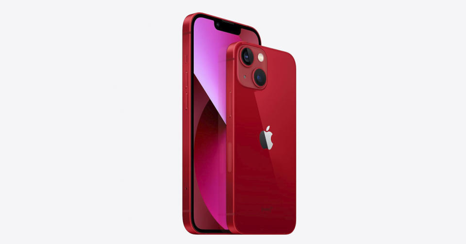 El iPhone 13 mini es perfecto para ser manejado con una mano - Imagen: Amazon México