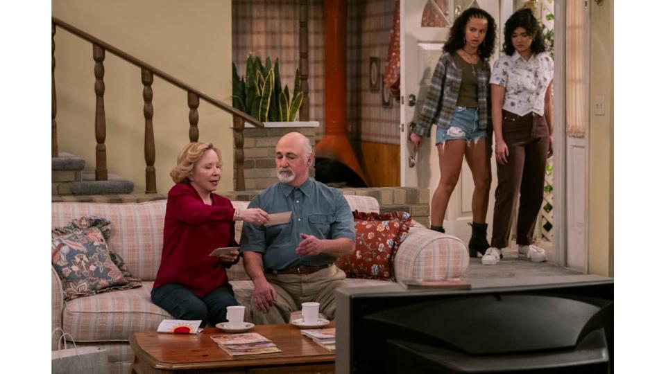 Debra Jo Rupp as Kitty, Joseph Callari as Uncle Spogiera, Ashley Aufderheide as Gwen, Sam Morelos as Nikki in That 90s Show