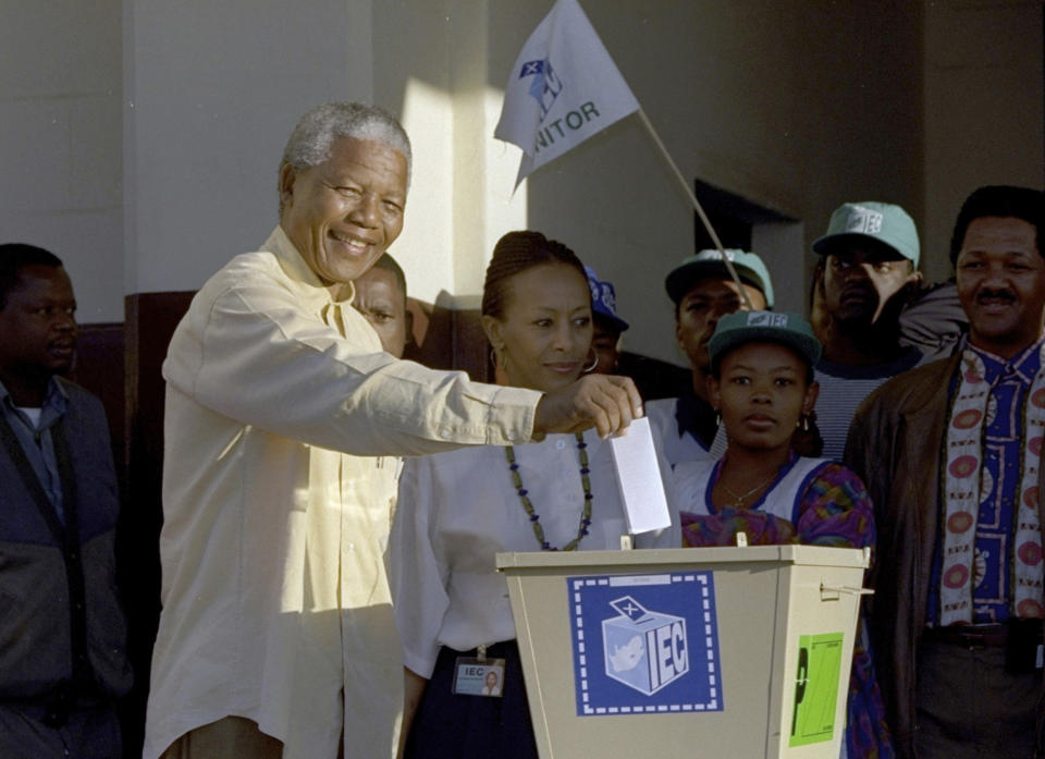 En esta imagen de archivo, el entonces líder del Congreso Nacional Africano, Nelson Mandela. vota en las primeras elecciones abiertas celebradas en el país, el 27 de abril de 1994, cerca de Durban, Sudáfrica. (AP Foto/John Parkin. Archivo)