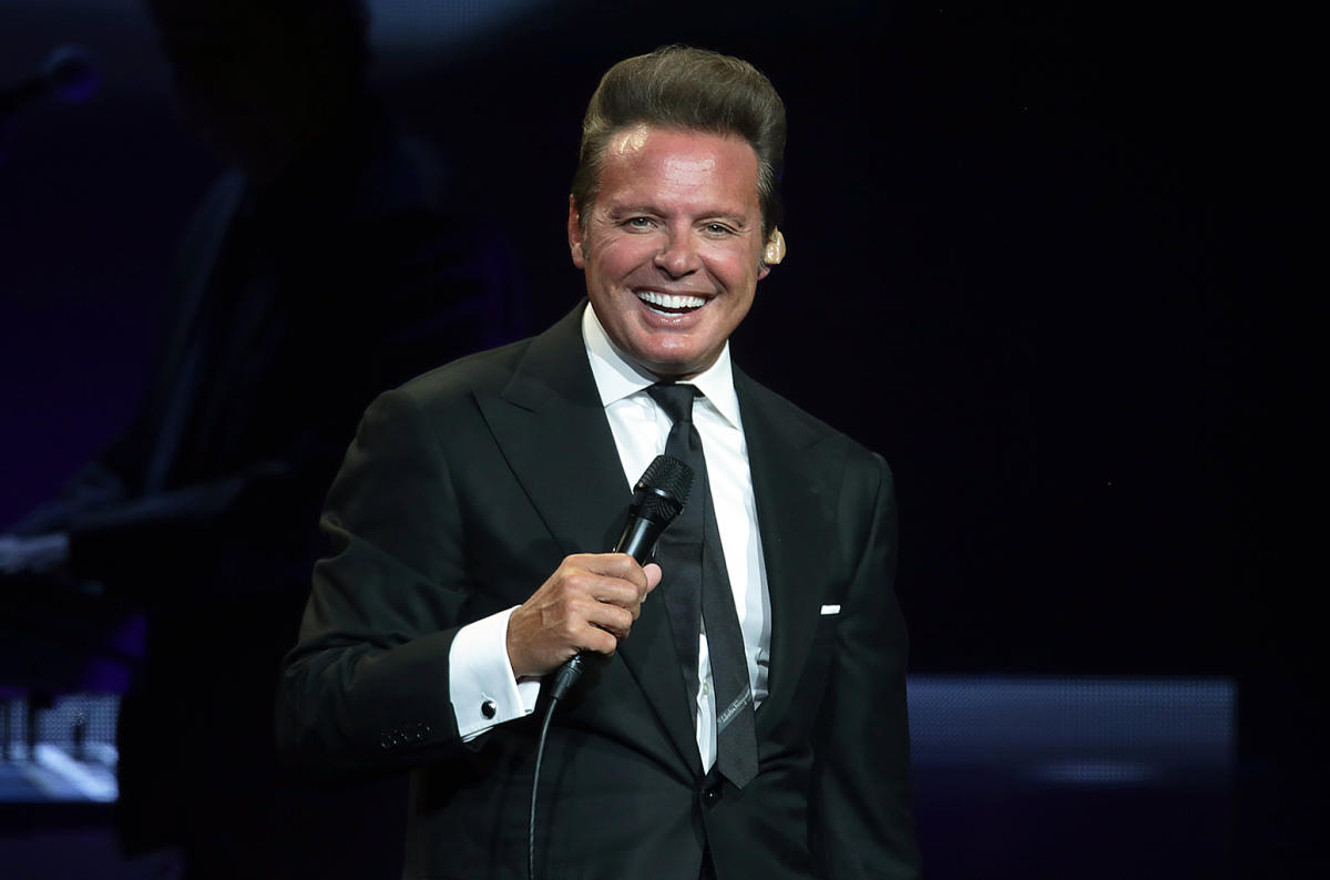 Luis Miguel kicks off tour and proves he's still buzzworthy - Los Angeles  Times