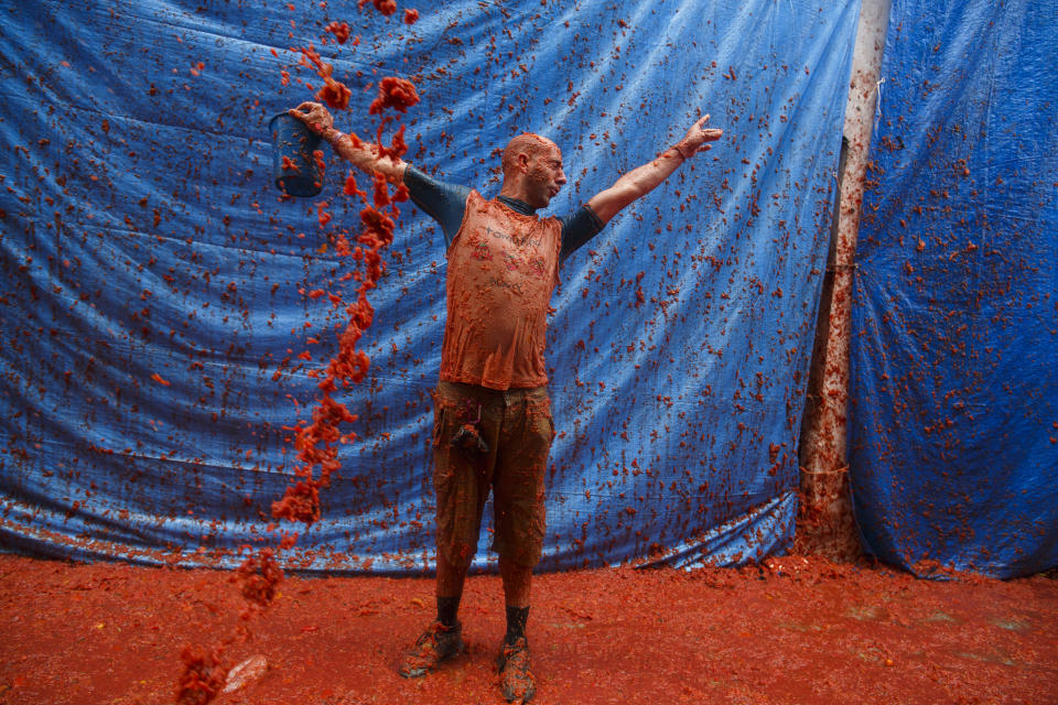 <p>Revellers enjoy the atmosphere in tomato pulp while participating the annual Tomatina festival on Aug. 30, 2017 in Bunol, Spain. (Photo: Pablo Blazquez Dominguez/Getty Images) </p>