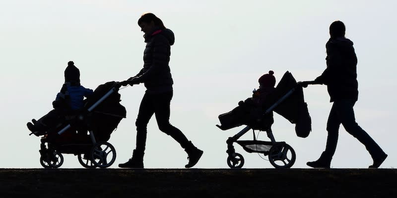 Archiv: Zwei Mütter schieben ihre Kinderwagen am 25.02.2014 eine Landstraße in Wiesbaden entlang.<span class="copyright">Felix Kästle/dpa</span>