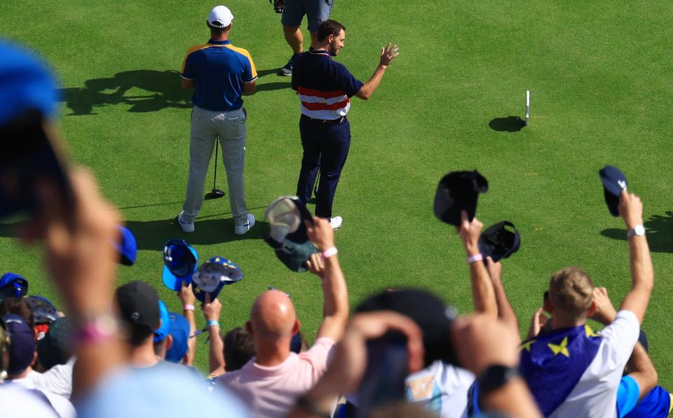 Ο Patrick Cantlay της Ομάδας των Ηνωμένων Πολιτειών αναγνωρίζει το πλήθος καθώς οι θεατές κουνούν τα καπέλα και τα καπέλα τους στο πρώτο μπλουζάκι κατά τη διάρκεια των αγώνων μονάδων της Κυριακής του Ryder Cup 2023 στο Marco Simone Golf Club την 1η Οκτωβρίου 2023 στη Ρώμη, Ιταλία