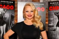 <p>Weibliche Stars können auch weibliche Stalkerinnen haben: Pamela Anderson fand 2011 in ihrem Strandhaus in Malibu eine Nachricht von einer Frau, die eingebrochen war und ihre Wäsche durchwühlte. "Ich bin nicht lesbisch, ich wollte dich nur berühren", stand darauf. (Bild: Dia Dipasupil/Getty Images)</p> 