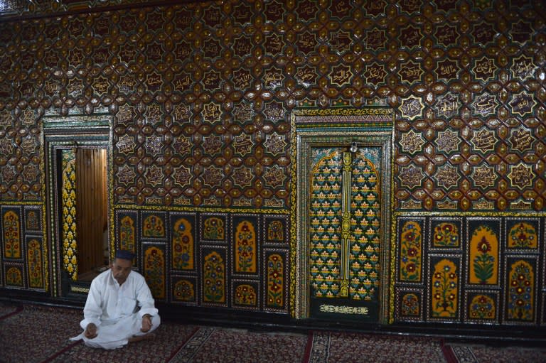 <p>A Kashmiri Muslim prays during the last day of the holy month of Ramadan at the Shah-i-Hamdaan shrine in Srinagar on July 5, 2016, as Muslims worldwide celebrate Eid al-Fitr marking the end of the fasting month of Ramadan. </p>