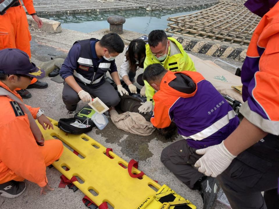 嘉義縣布袋第三漁港今天發生汽車落海事件，消防隊員現場CPR搶救傷者。   圖：嘉義縣消防局/提供