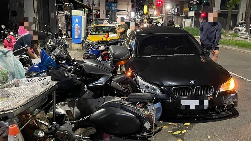 陳男開車自撞現場。（圖／翻攝畫面）