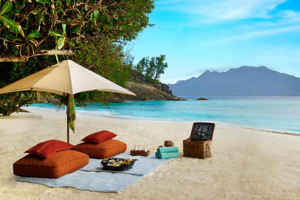 A private picnic served on Honeymoon Beach (North Island)