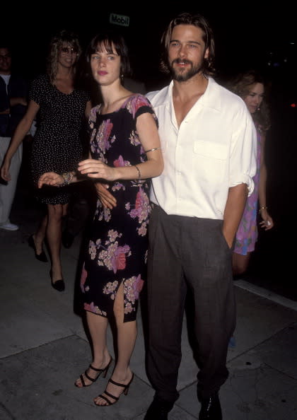 <p>De 1989 à 1993, Brad Pitt et Juliette Lewis, qui ont dix ans de différence, ont vécu une histoire d’amour et ont même habité ensemble. Leur rencontre avait eu lieu sur le tournage du téléfilm “Trop jeune pour mourir”. Juliette Lewis avait, à l’époque, 16 ans. C’est la première histoire très médiatisée de l’acteur. Crédit photo : Getty Images </p>