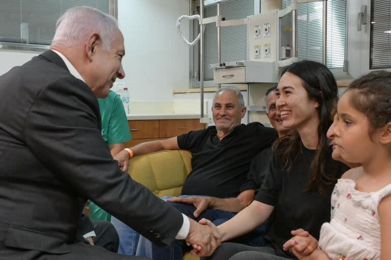 El Primer Ministro israelí, Benjamin Netanyahu, saluda a la rehén israelí Noa Argamani tras ser rescatada de la Franja de Gaza