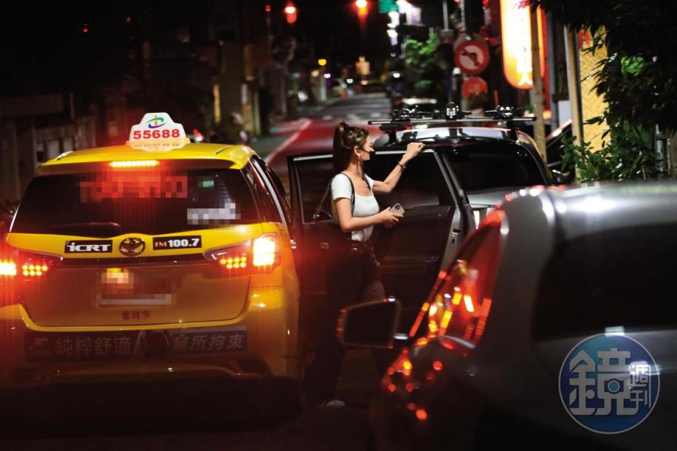 8/7，02:34，在信義區連跑兩間夜店後，妞妞又搭計程車前往柯震東家開的酒吧。