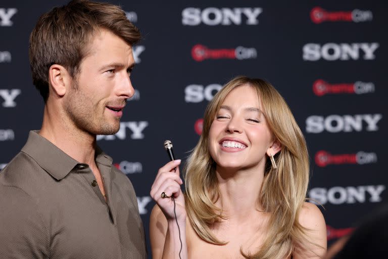  Miradas cómplices y risas entre Glen Powell y Sydney Sweeney