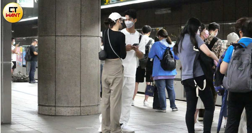 在中正紀念堂站換線轉乘捷運時，夏浦洋與一名高挑女子相約會合。（圖／本刊攝影組）