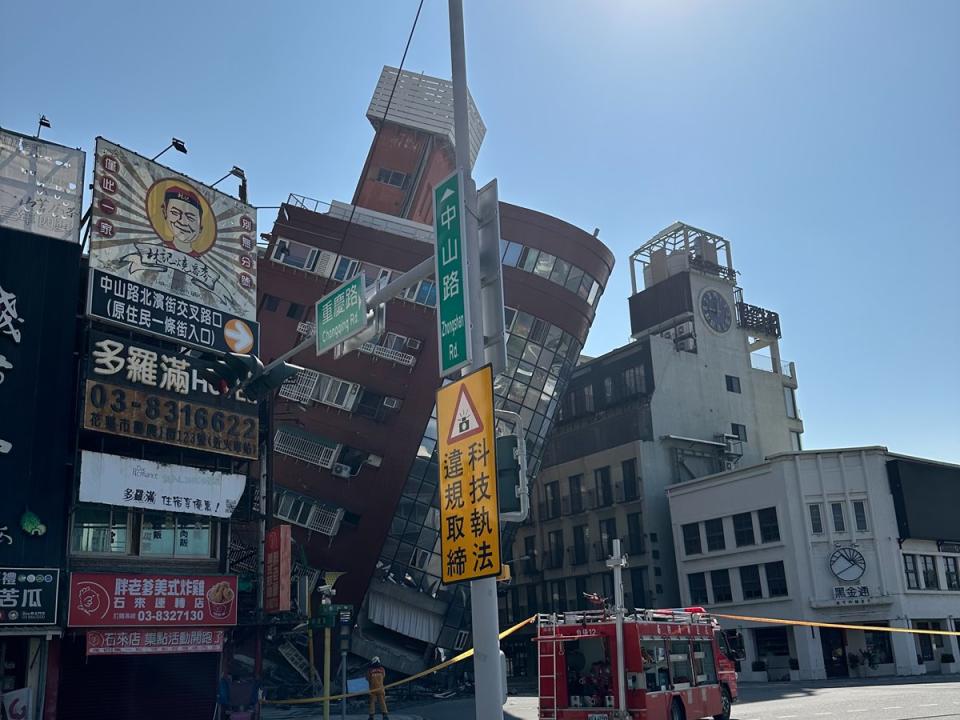 花蓮天王星大樓倒塌。（圖：記者陳秀卿攝）