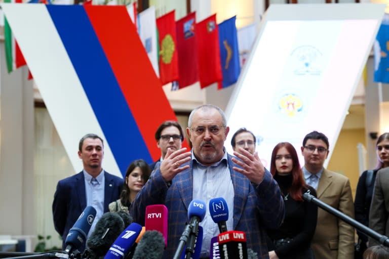 Kreml-Kritiker Boris Nadeschdin hat die nötige Zahl von Unterschriften eingereicht, um bei der Präsidentschaftswahl im März gegen Amtsinhaber Wladimir Putin antreten zu können. Nun muss die Wahlbehörde entscheiden, ob er zur Wahl zugelassen wird. (Vera Savina)