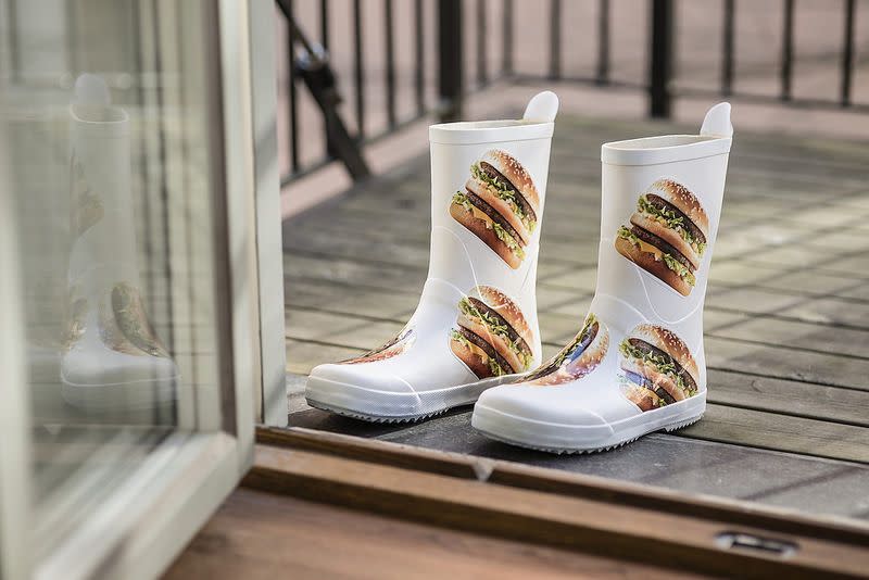 Gegen nasse Füße hat McDonalds fortan ebenfalls etwas im Sortiment. Diese kultigen Gummistiefel sollen demnächst im schwedischen Online-Shop erhältlich sein. Ein Preis für die Treter ist allerdings noch nicht bekannt. Wer hätte gedacht, dass Bic Macs irgendwann mal die Füße warmhalten werden?
