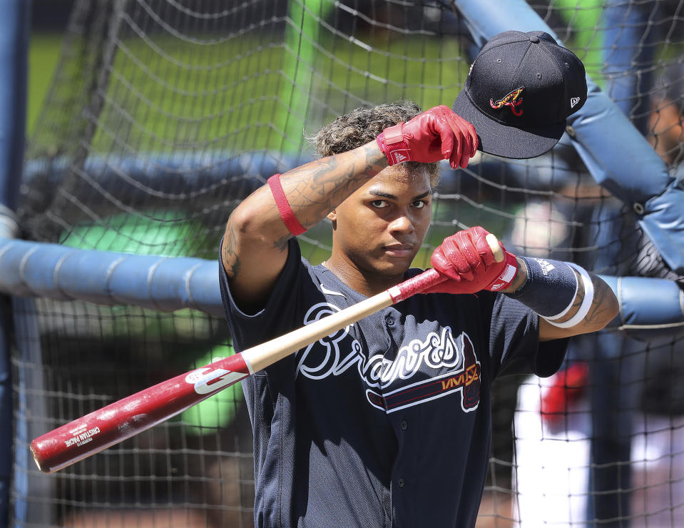 El jardinero de los Bravos de Atlanta Cristian Pache durante una práctica de bateo en North Port, Florida, el miércoles 24 de febrero de 2021. (Curtis Compton/Atlanta Journal-Constitution vía AP)