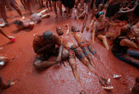 Revellers play with tomato pulp during the annual "Tomatina" festival in Bunol, near Valencia, Spain, August 29, 2018. REUTERS/Heino Kalis