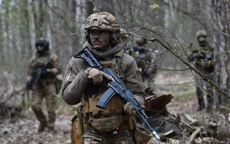 Ukrainian servicemen take part in military exercises outside Kyiv - SERGEI SUPINSKY/AFP