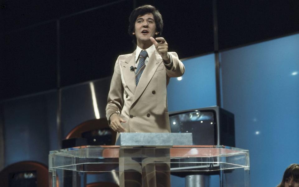 Zweireiher, Krawatte, weißes Hemd: Ila Richter prägte "disco", die erfolgreichste Musiksendung der 70er-Jahre, auf seine eigene Weise. Der Moderator wurde damit zu einem Superstar seiner Zeit. (Bild: ZDF / Renate Schäfer)
