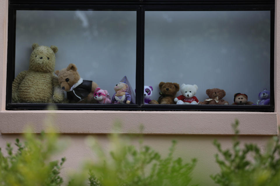 Familias de todo el mundo están colocando desde hace días osos de peluche en sus ventanas en señal de apoyo al escritor británico Michael Rosen, que dio positivo por coronavirus. (Foto: Xinhua/Chu Chen via Getty Images)