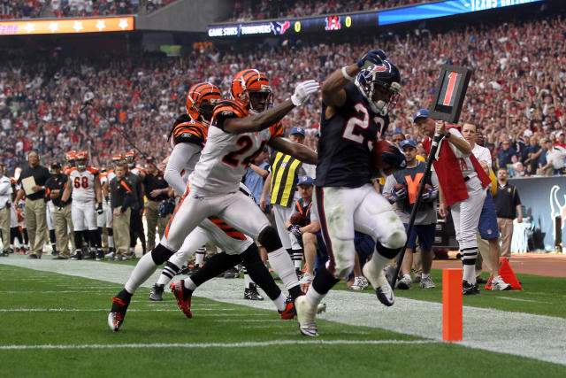 Texans win first playoff game, 31-10 over Bengals