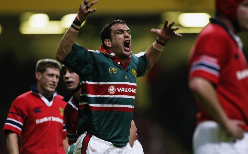 Martin Johnson roars at Leicester players