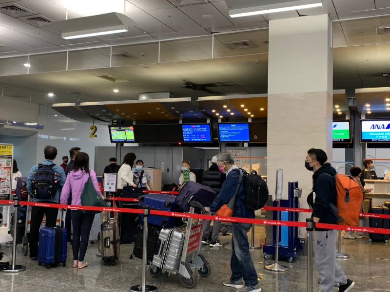 ▲日本正式解禁開放自由行旅客入境，一大早就有許多民眾等在機場搶頭香。（圖／記者汪睿琦攝）