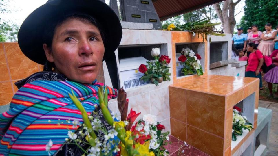 Una mujer en un cementerio