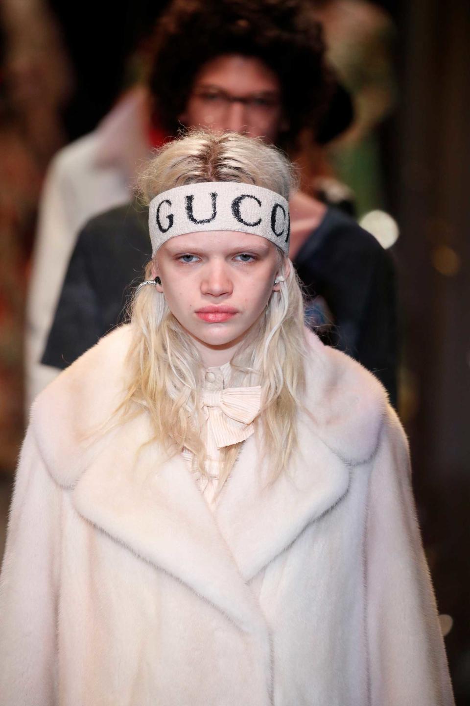 Der Gucci-Schriftzug prangt auffällig auf dem beigefarbenen Stirnband. (Bild: ddp images)