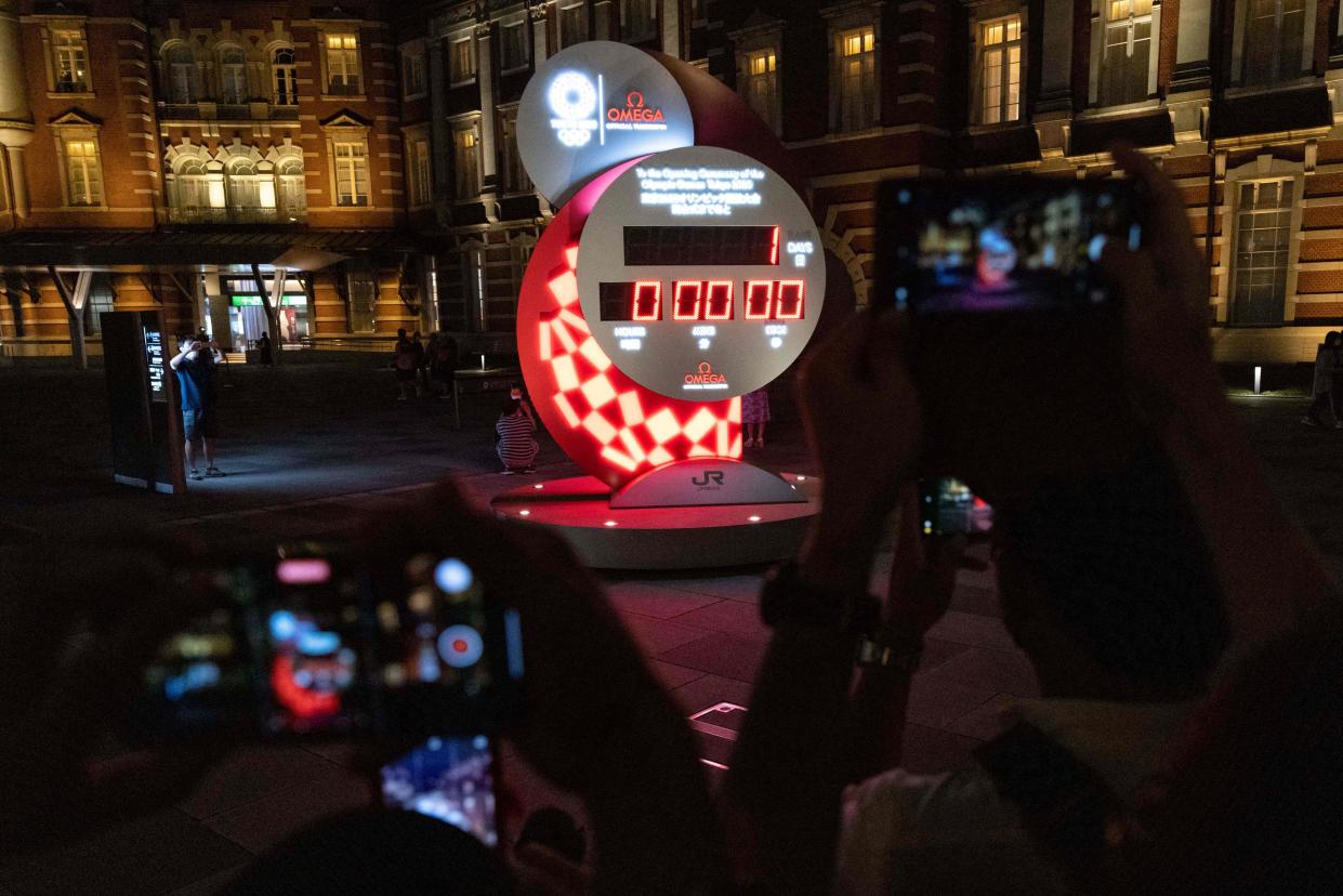 The Olympic countdown clock has reached zero. (Photo by Yuki Iwamura / AFP) 