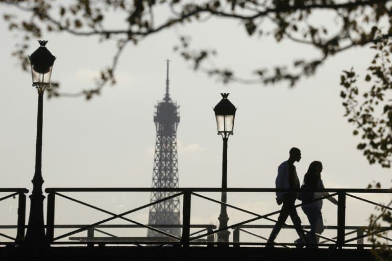 Des promeneurs sur le Pont des Arts à Paris, peu avant le couvre-feu, le 19 avril 2021 à Paris - Ludovic MARIN © 2019 AFP