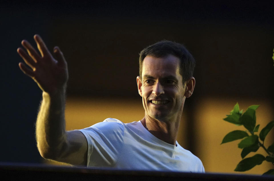 El británico Andy Murray se despide tras caer en su duelo de dobles en Wimbledon, el jueves 4 de julio de 2024 (Zac Goodwin/PA via AP)