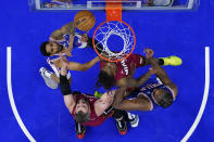 Miami Heat's Delon Wright, center right, reaches for the ball against Philadelphia 76ers' Cameron Payne, left, during the second half of an NBA basketball play-in tournament game, Wednesday, April 17, 2024, in Philadelphia. The 76ers won 105-104.(AP Photo/Chris Szagola)