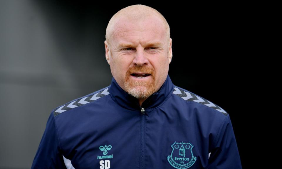 <span>Sean Dyche, who faces his former club <a class="link " href="https://sports.yahoo.com/soccer/teams/burnley/" data-i13n="sec:content-canvas;subsec:anchor_text;elm:context_link" data-ylk="slk:Burnley;sec:content-canvas;subsec:anchor_text;elm:context_link;itc:0">Burnley</a> on Saturday, blamed those in authority at <a class="link " href="https://sports.yahoo.com/soccer/teams/everton/" data-i13n="sec:content-canvas;subsec:anchor_text;elm:context_link" data-ylk="slk:Everton;sec:content-canvas;subsec:anchor_text;elm:context_link;itc:0">Everton</a> for the financial mess he inherited.</span><span>Photograph: Tony McArdle/Everton FC/Getty Images</span>