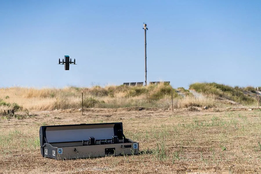 Anvil, saliendo de su caja de lanzamiento, acecha de forma autónoma a los drones intrusos y los golpea. (Foto: Forbes)