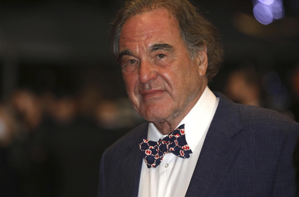 Oliver Stone llega al estreno de la película de Sean Penn "Flag Day" en el Festival de Cine de Cannes, en el sur de Francia, el sábado 10 de julio de 2021. (Foto por Vianney Le Caer/Invision/AP)