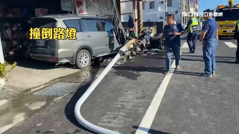 2輛機車遭撞毀，就連路燈也被撞斷。