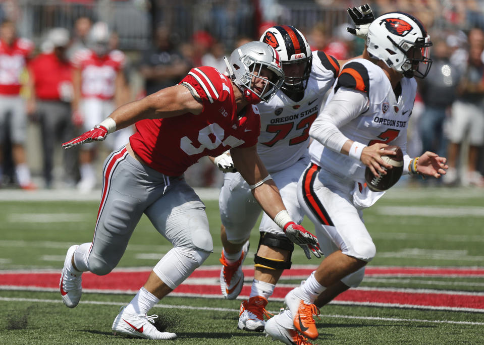 ARCHIVO - En esta foto de archivo del 1 de septiembre de 2018, el defensive lineman de Ohio State, Nick Bosa, juega contra Oregon State durante un juego de fútbol (americano) colegial de la NCAA, en Columbus, Ohio. (AP Foto/Jay LaPrete, Archivo)