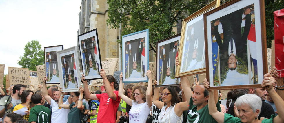 Des portraits officiels d'Emmanuel Macron brandis par des militants en août 2019, lors du contre sommet anti-G7 à Bayonne.
